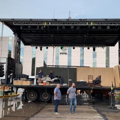 Escenario Abierto San Jorge Con Lluvia